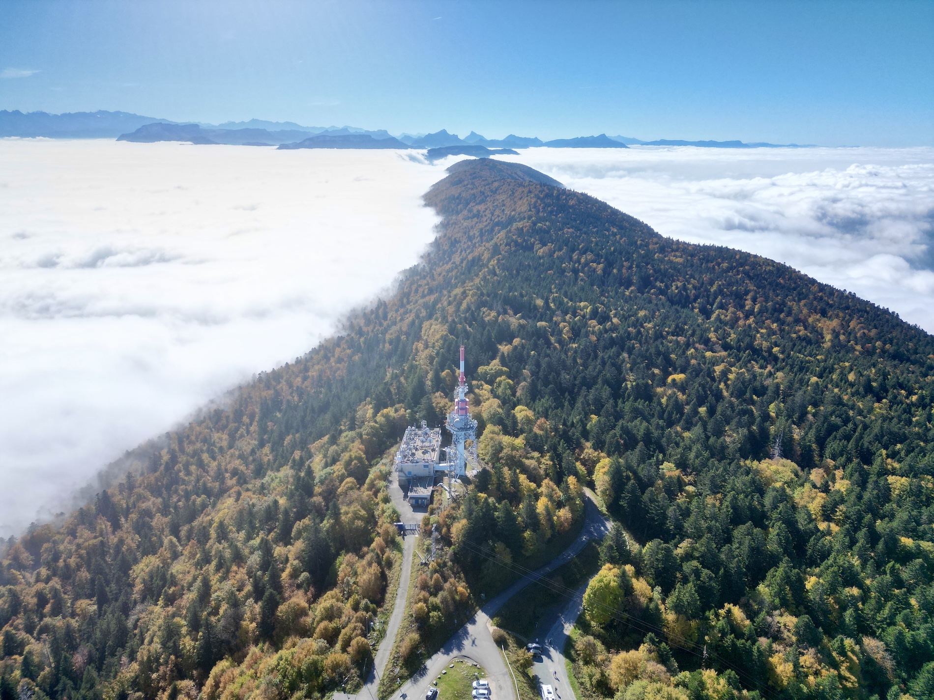 Mer de nuages entourant le mont du chat. Le massif de la chartreuse est visible. 
