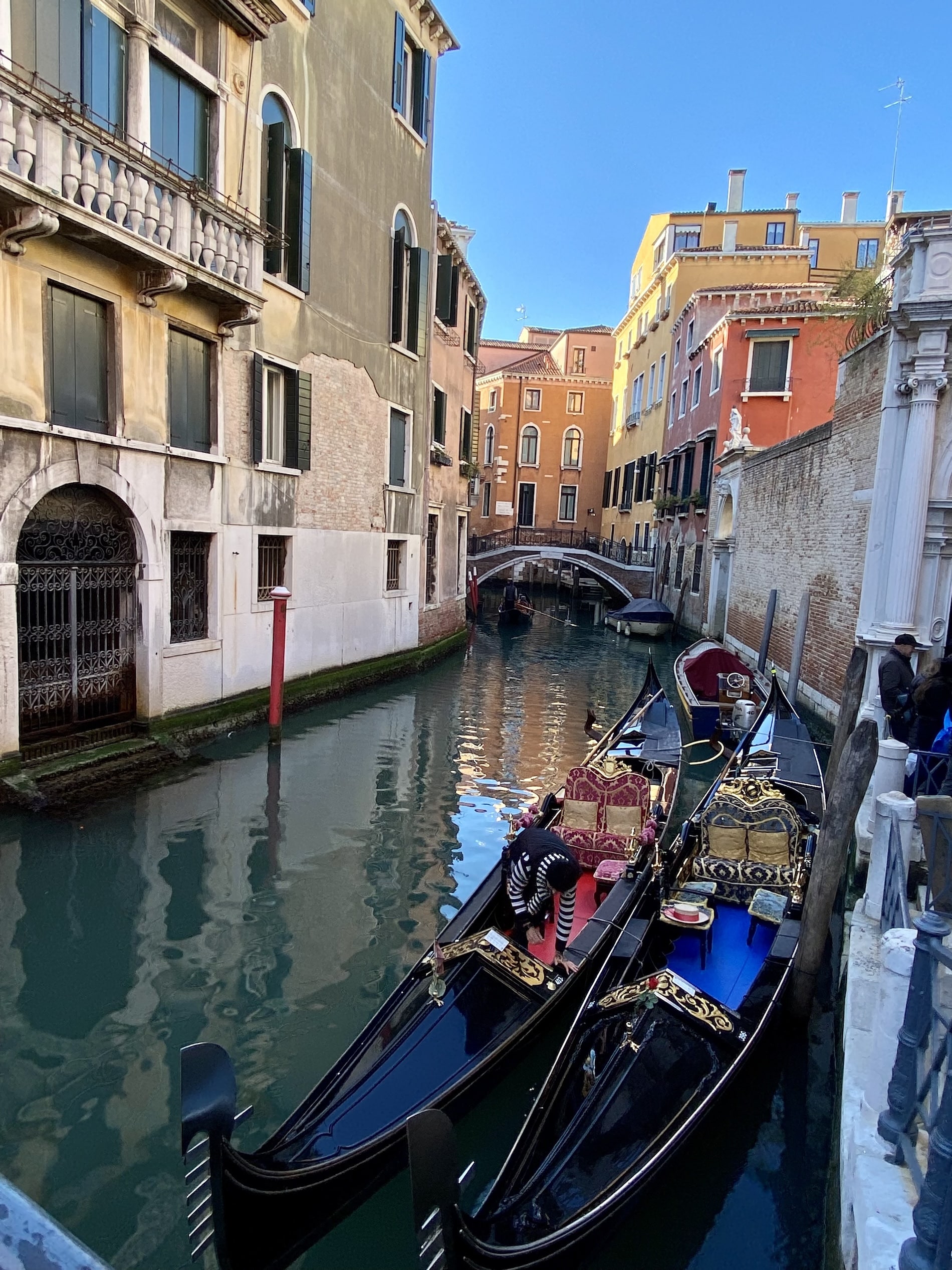 Deux gondoles sur un canal de Venise